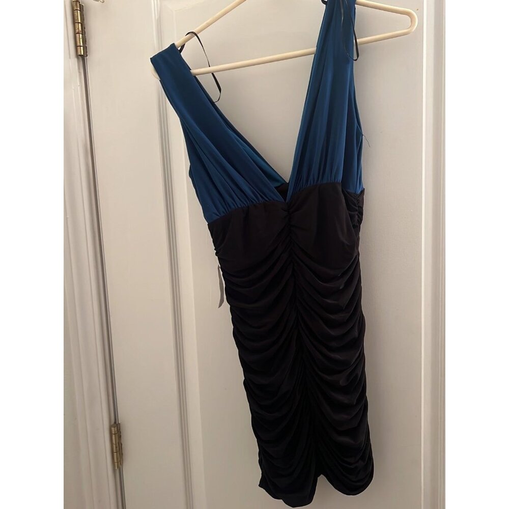 Dress‎ - Picture 2 of 3